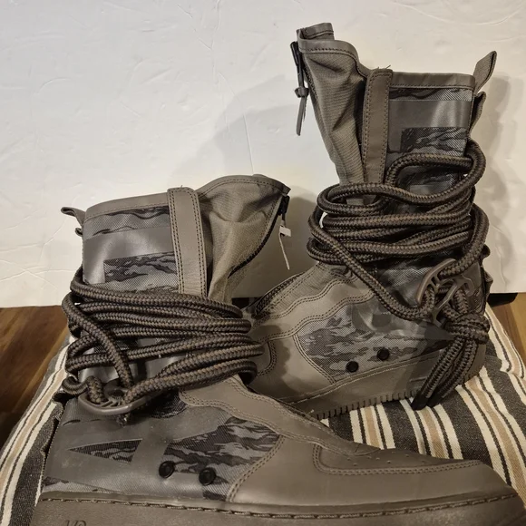 Nike Men's Gray Tactical Boots - Picture 6 of 10